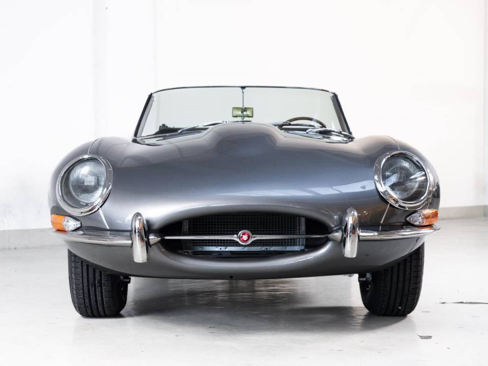 Image 2/36 of Jaguar Type E 4.2 (1965)