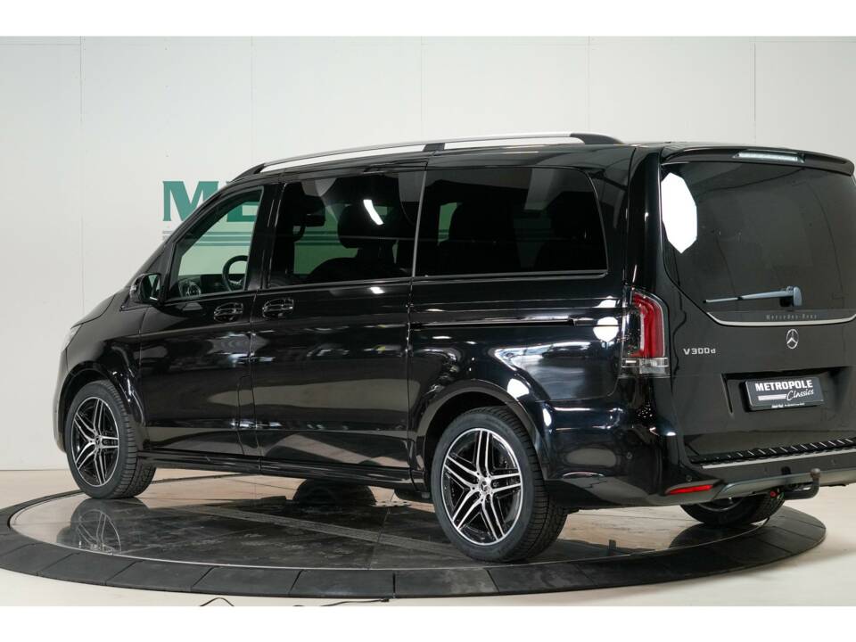 Image 25/35 of Mercedes-Benz V 300 d 4MATIC (2025)