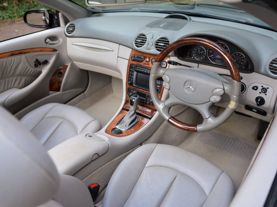 Image 22/49 of Mercedes-Benz CLK 500 (2004)