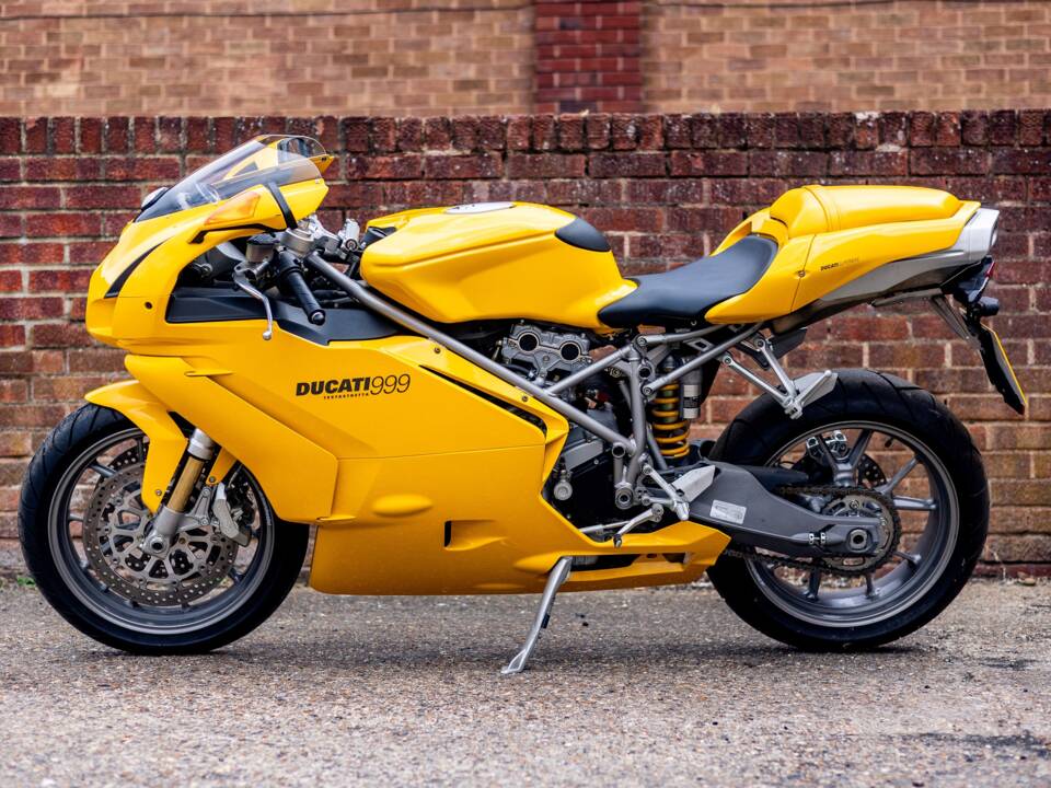 Immagine 2/30 di Ducati DUMMY (2004)