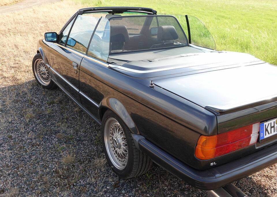 Immagine 7/8 di BMW 320i (1987)