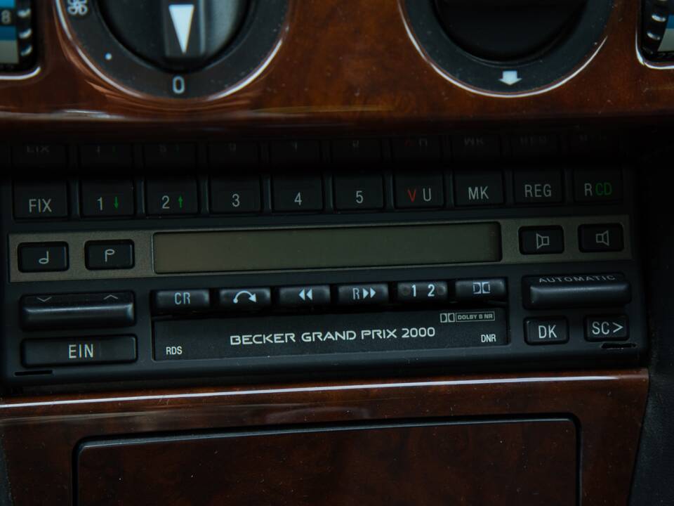Image 31/63 of Mercedes-Benz 220 E (1993)