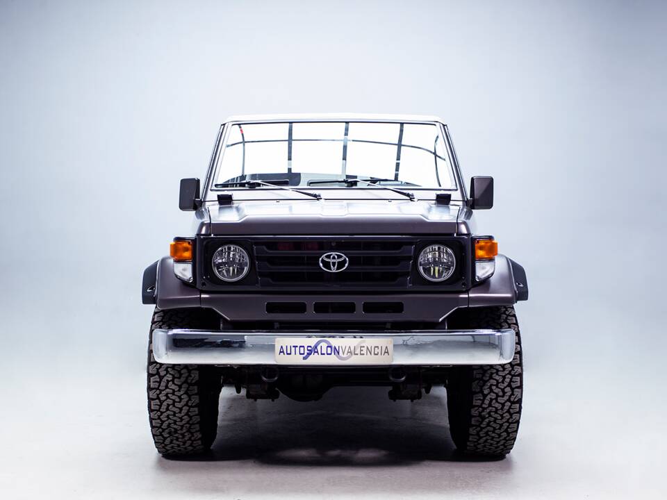 Image 2/42 of Toyota Land Cruiser FJ 62 (1985)