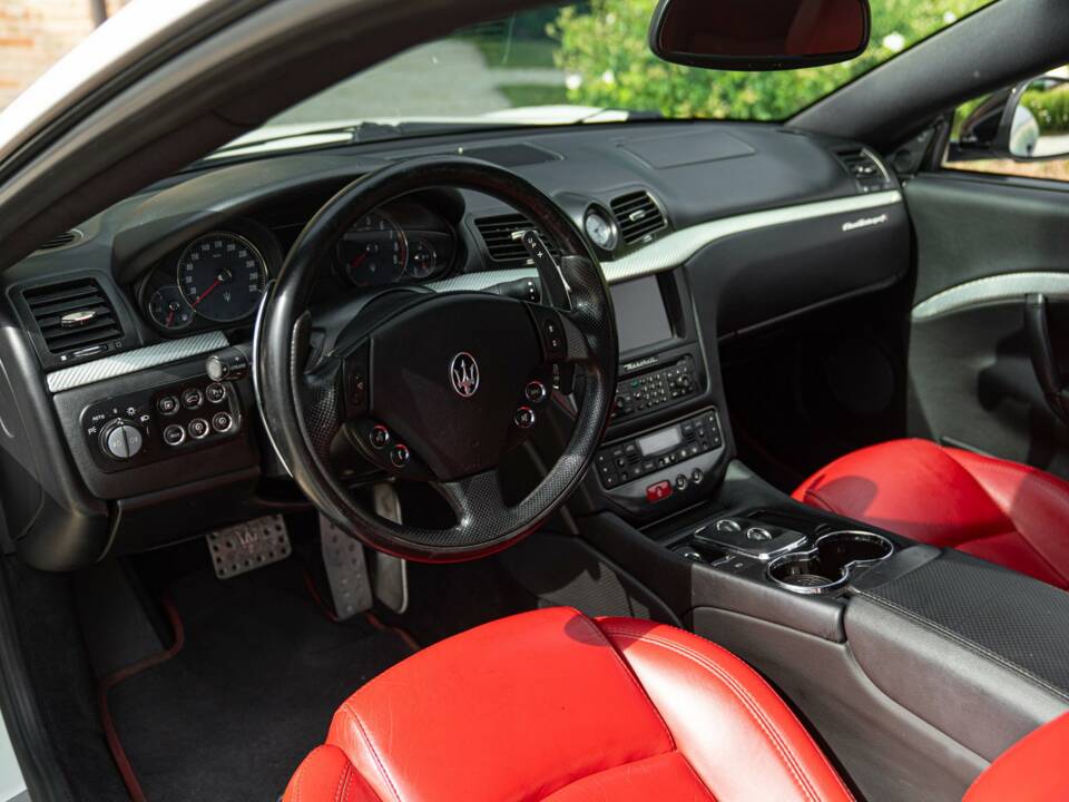 Bild 33/50 von Maserati GranTurismo 4.2 (2008)