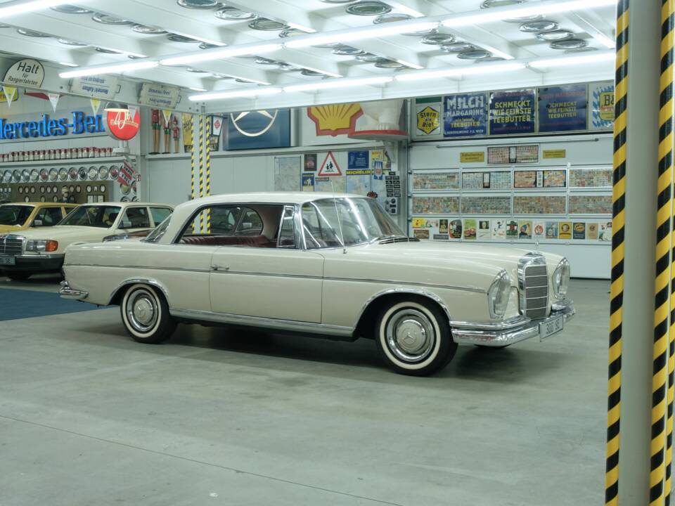Image 15/50 of Mercedes-Benz 300 SE (1966)