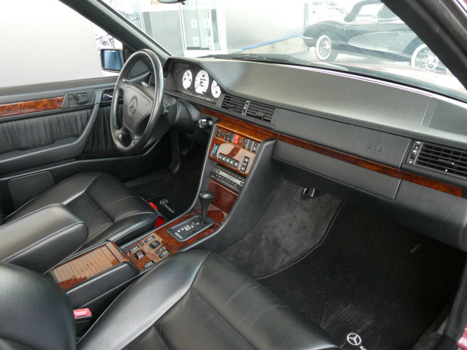 Image 12/25 of Mercedes-Benz 300 CE-24 3.4 AMG (1994)