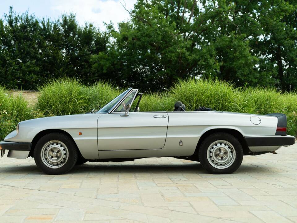 Image 19/50 of Alfa Romeo 2.0 Spider (1985)