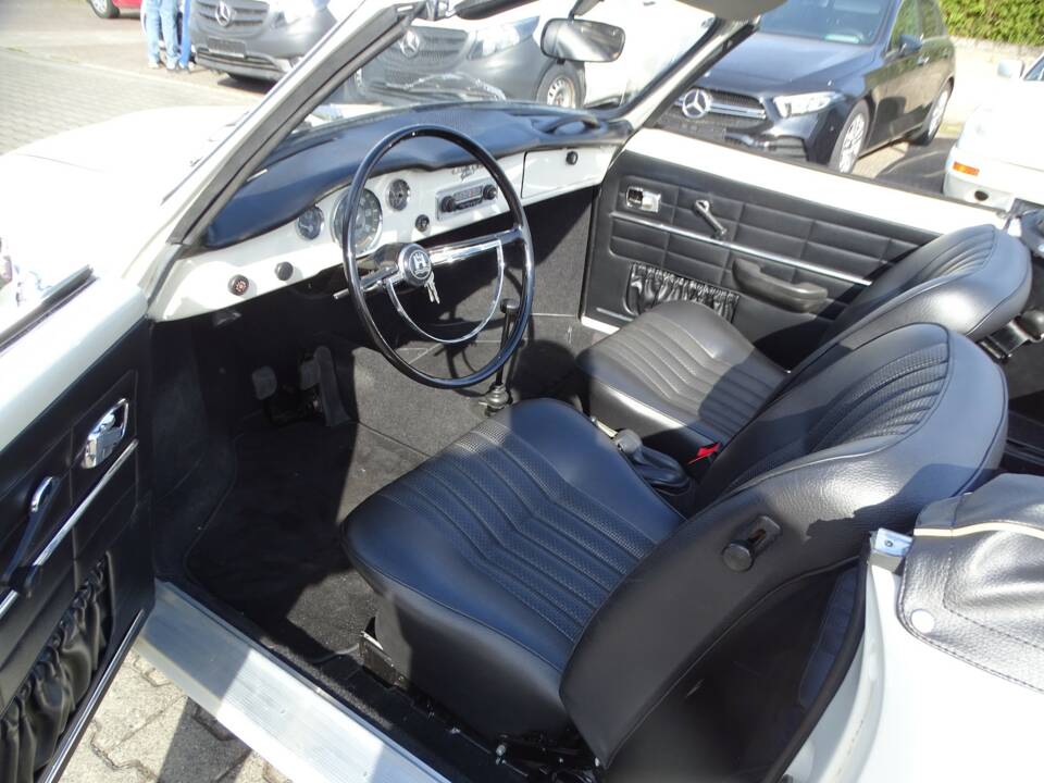 Image 13/26 de Volkswagen Karmann Ghia 1600 (1971)
