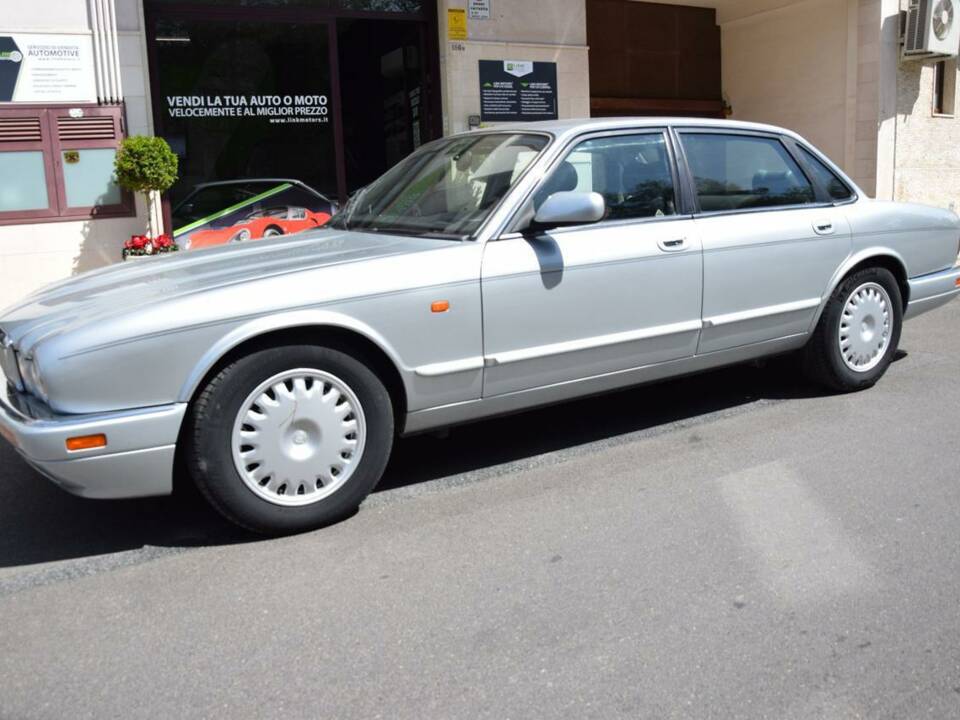 Image 24/33 of Jaguar XJ6 3.2 Executive (1995)
