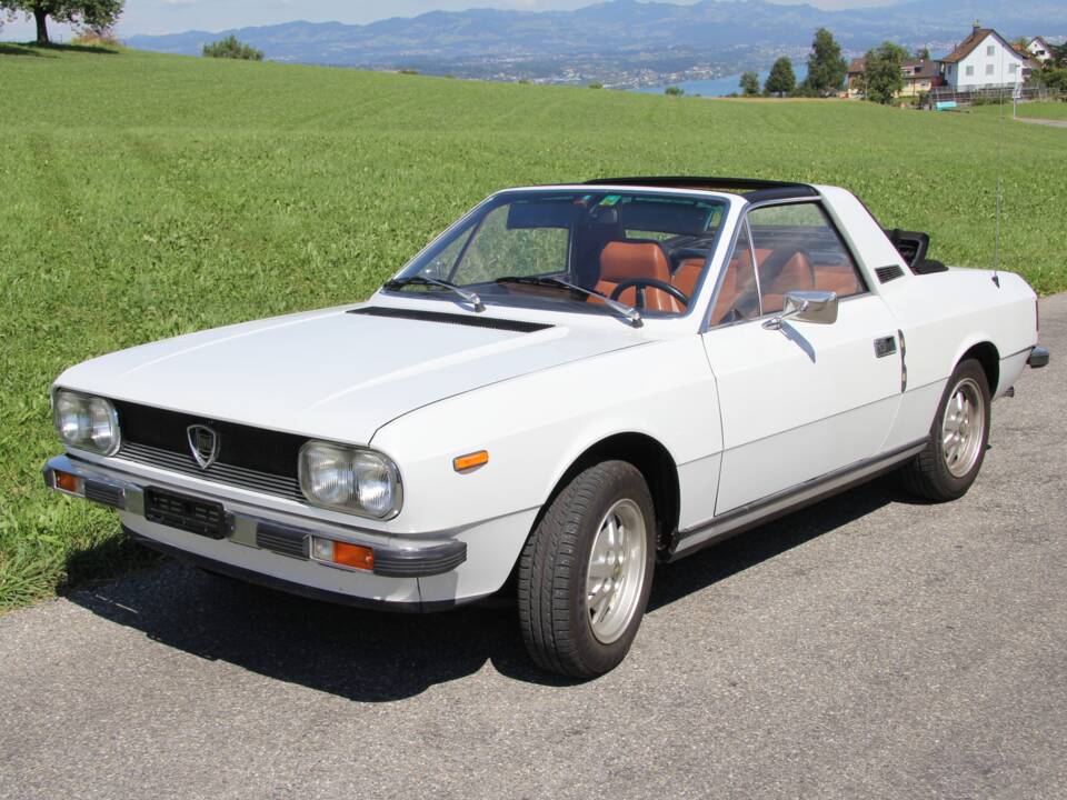 Image 2/66 de Lancia Beta Spider 2000 (1978)