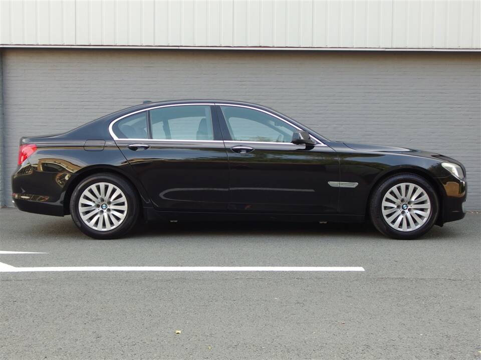 Image 5/95 of BMW 750i (2009)