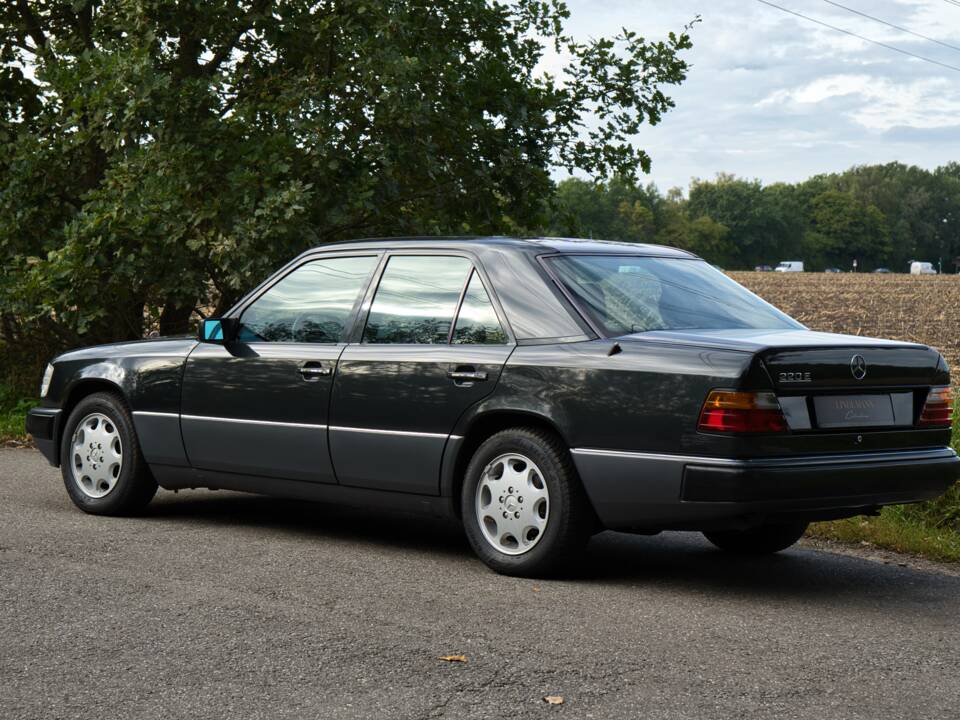 Image 11/63 of Mercedes-Benz 220 E (1993)