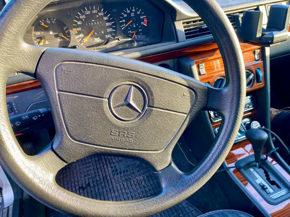 Immagine 11/19 di Mercedes-Benz E 200 (1993)