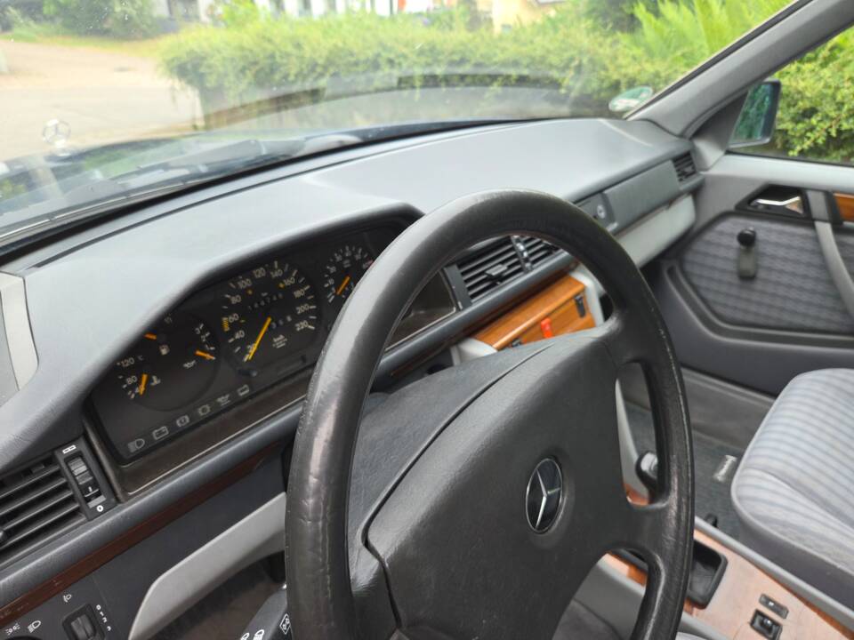 Afbeelding 54/54 van Mercedes-Benz 200 E (1992)