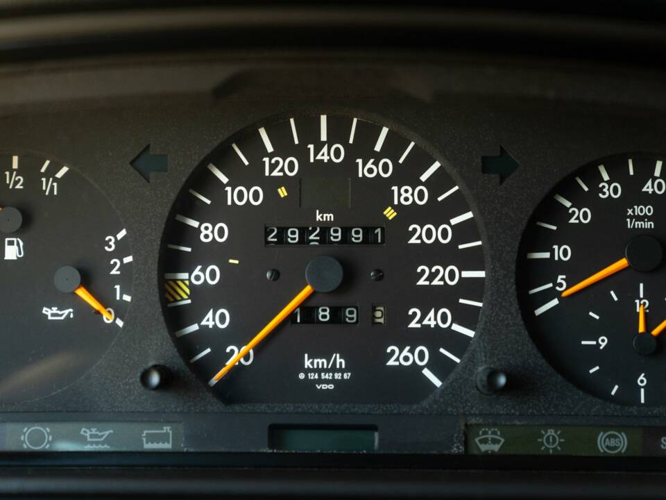 Afbeelding 35/50 van Mercedes-Benz 500 E (1992)