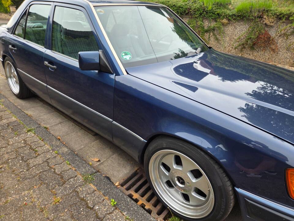 Afbeelding 23/54 van Mercedes-Benz 200 E (1992)