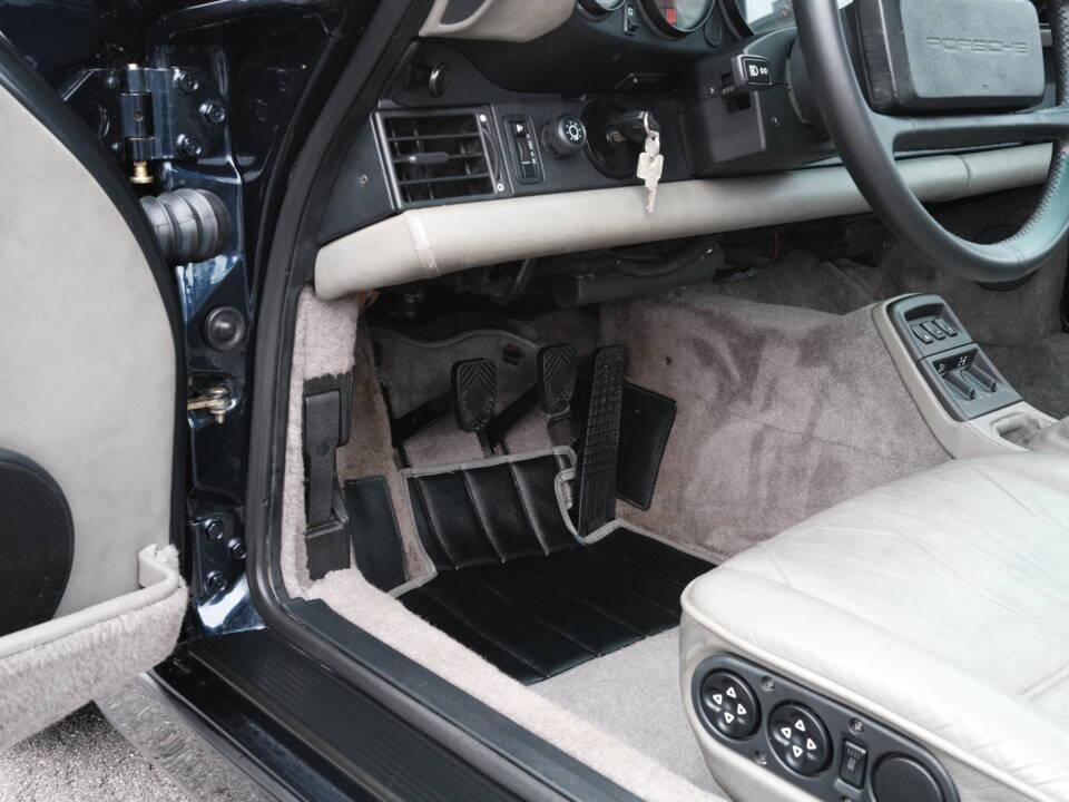 Image 33/97 of Porsche 911 Carrera 4 (1991)