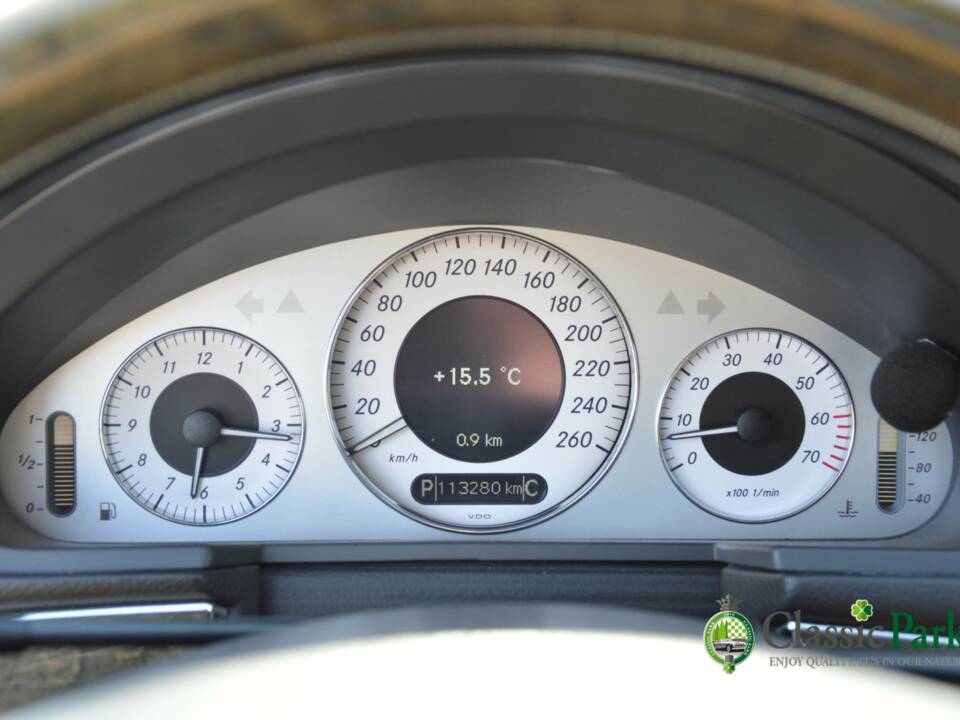 Image 34/50 of Mercedes-Benz E 500 T (2004)