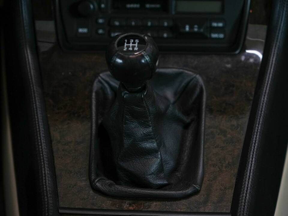 Image 12/50 of Jaguar XJR 4.0 (1995)