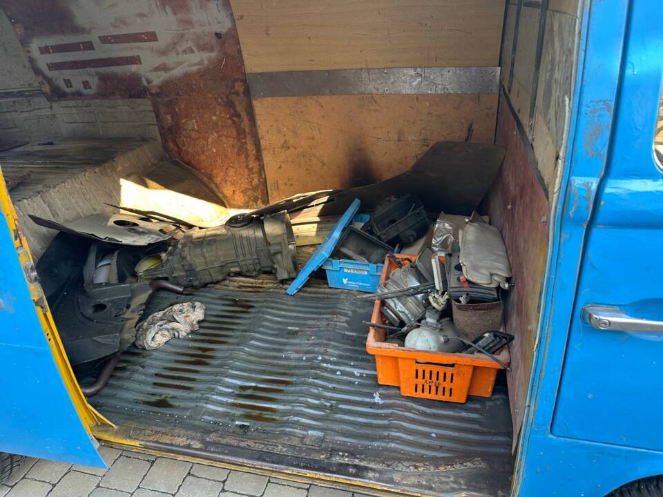 Image 4/12 of Volkswagen T2b panel van (1976)