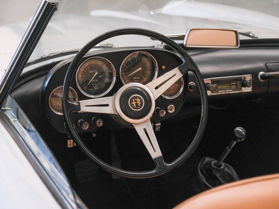 Immagine 6/16 di Alfa Romeo 2600 Spider (1962)