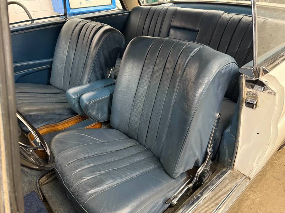 Image 8/18 of Mercedes-Benz 250 CE (1968)