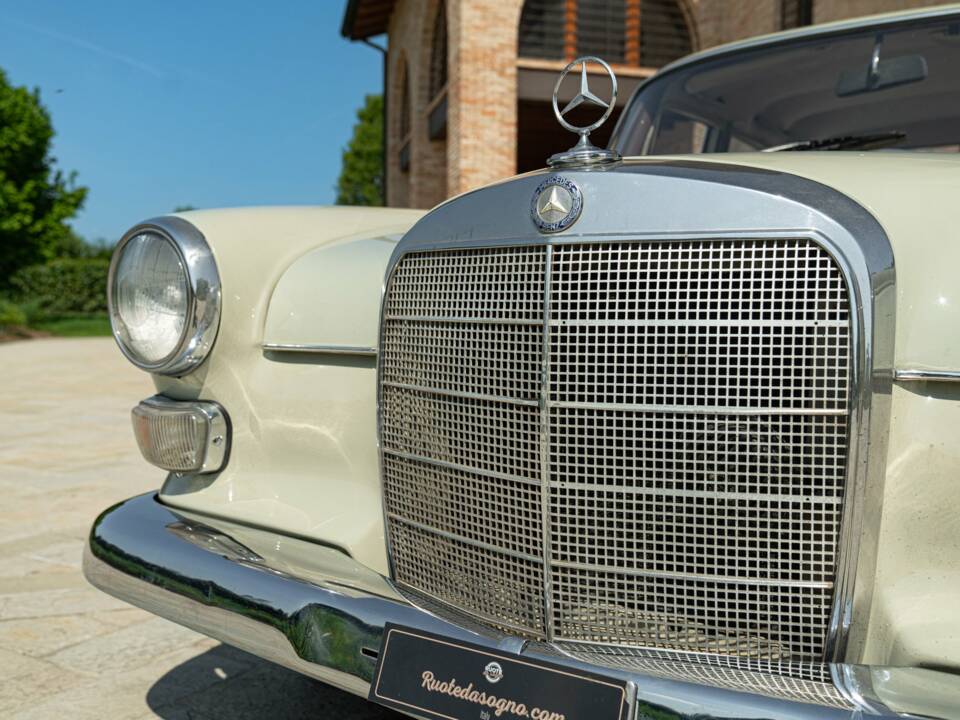 Image 10/50 of Mercedes-Benz 200 (1966)