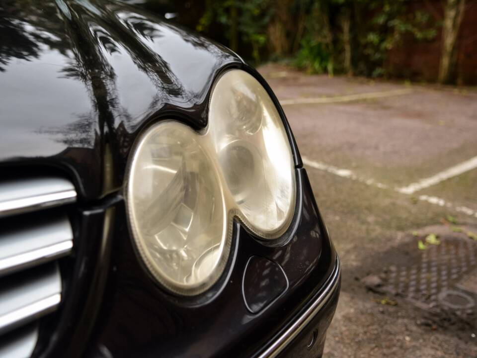 Image 37/49 of Mercedes-Benz CLK 500 (2004)