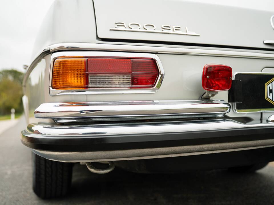 Image 17/50 of Mercedes-Benz 300 SEL 6.3 (1970)