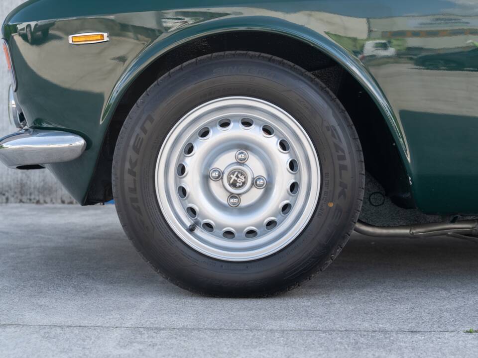 Image 18/83 of Alfa Romeo Giulia GT 1300 Junior (1968)