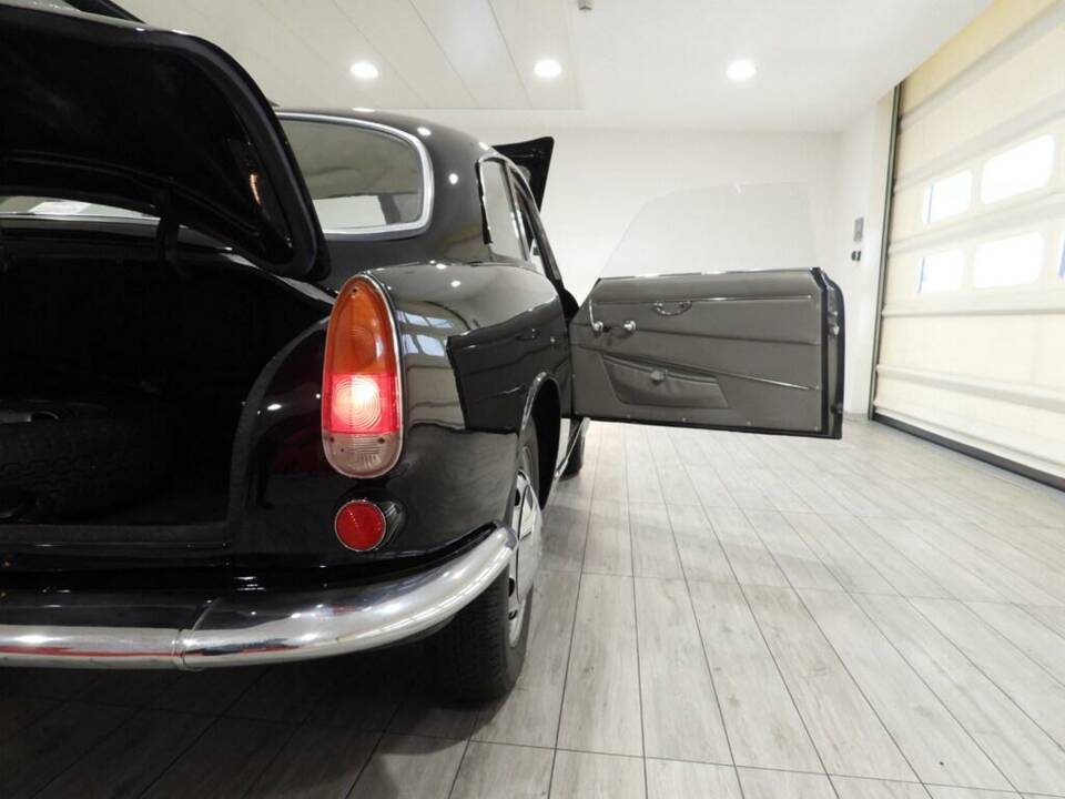 Image 13/15 of Alfa Romeo Giulia 1600 Sprint (1963)