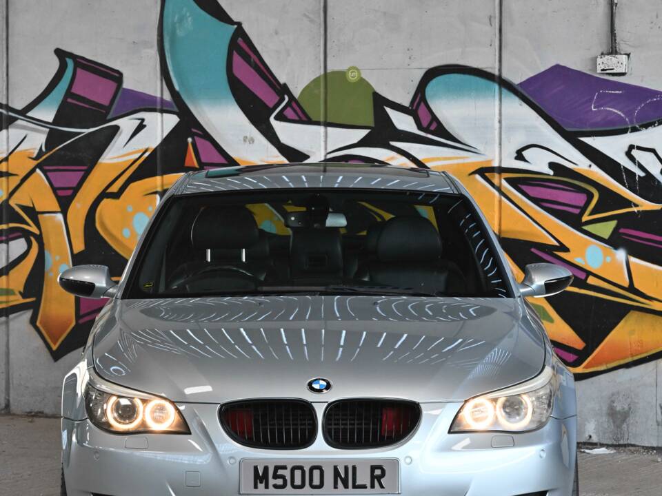 Image 17/18 of BMW M5 (2007)