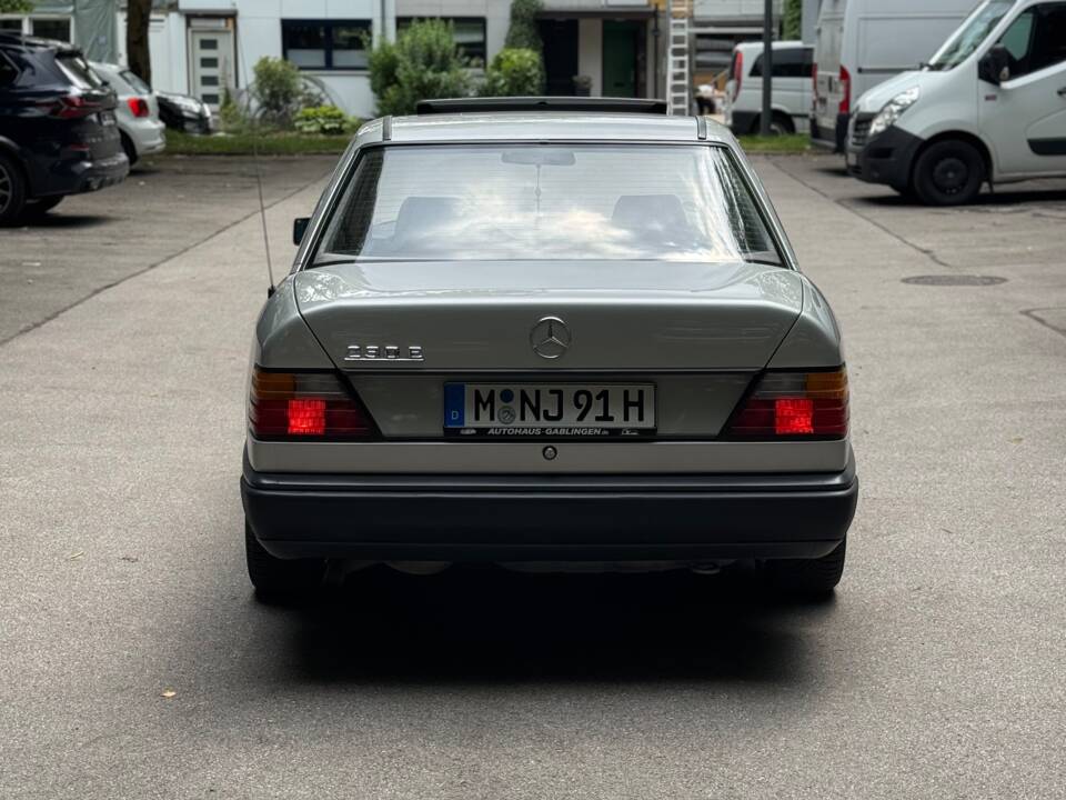 Image 26/32 of Mercedes-Benz 230 E (1987)