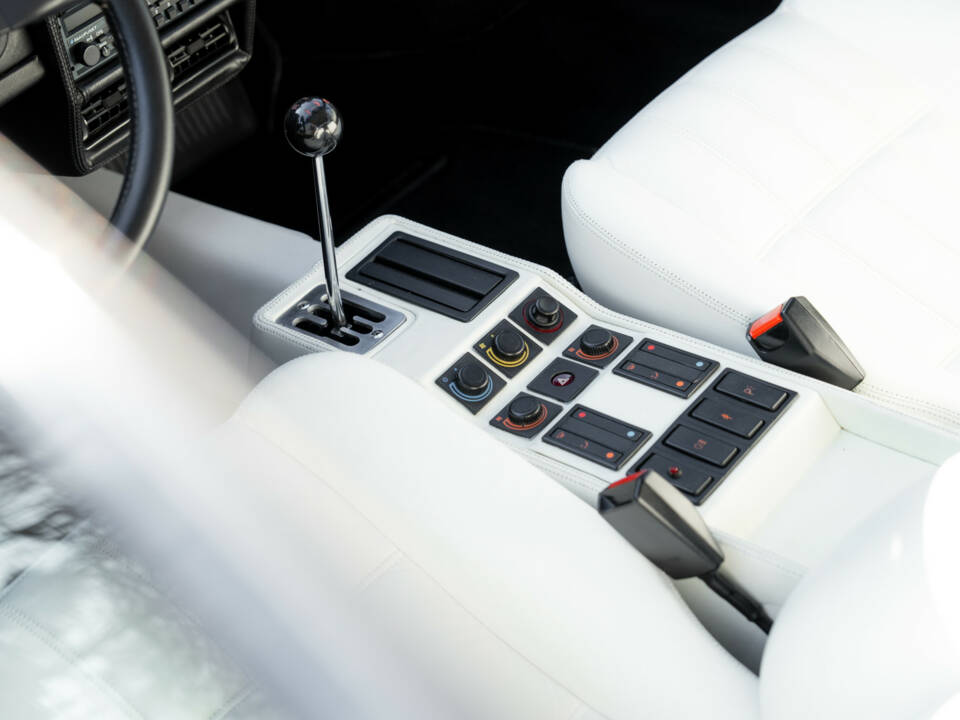 Image 22/38 of Ferrari 208 GTB Turbo (1987)