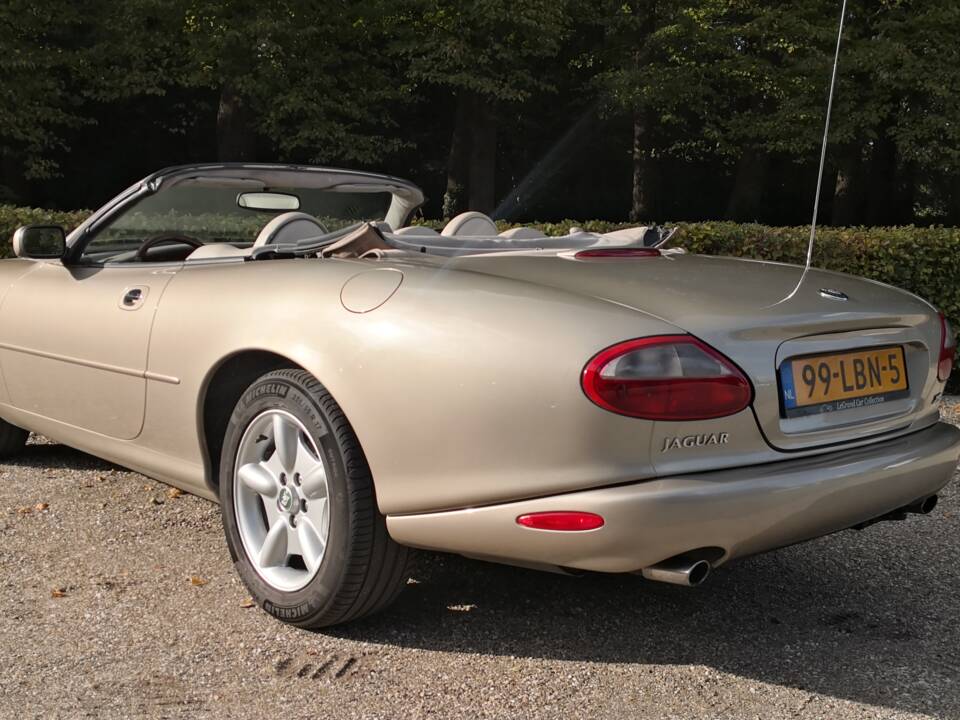 Image 8/36 of Jaguar XK8 4.0 (1998)