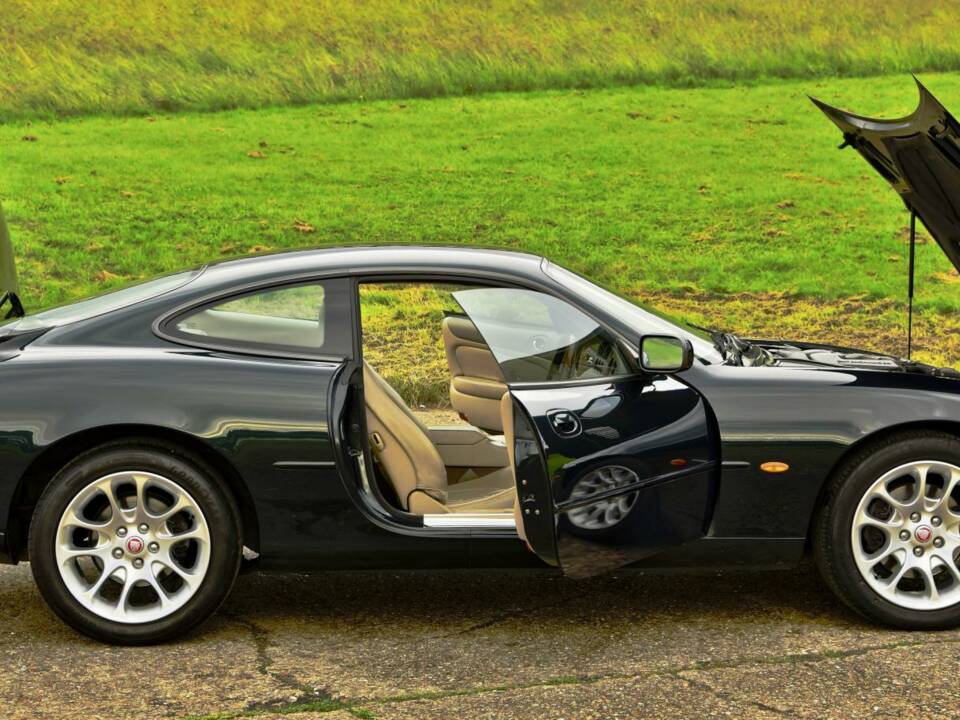 Image 16/50 of Jaguar XKR (2000)