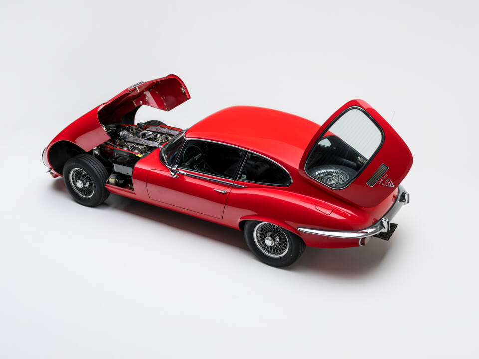 Image 3/5 of Jaguar E-Type V12 (2+2) (1973)