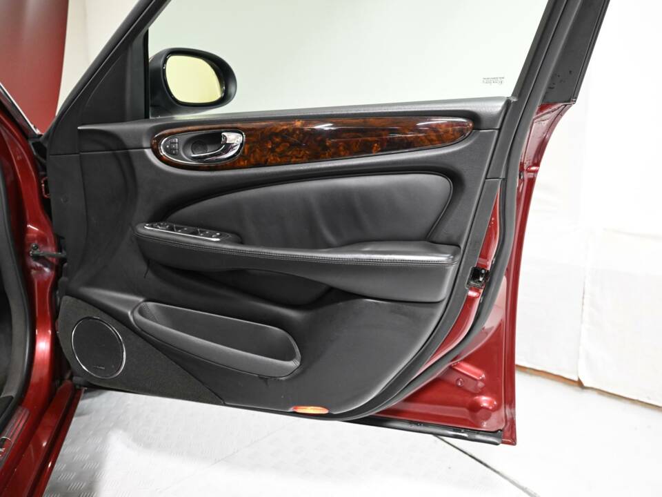 Image 30/50 of Jaguar XJR Super V8 (2004)