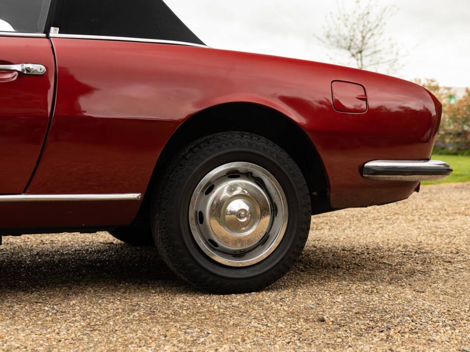 Image 32/45 of Peugeot 504 Convertible (1974)