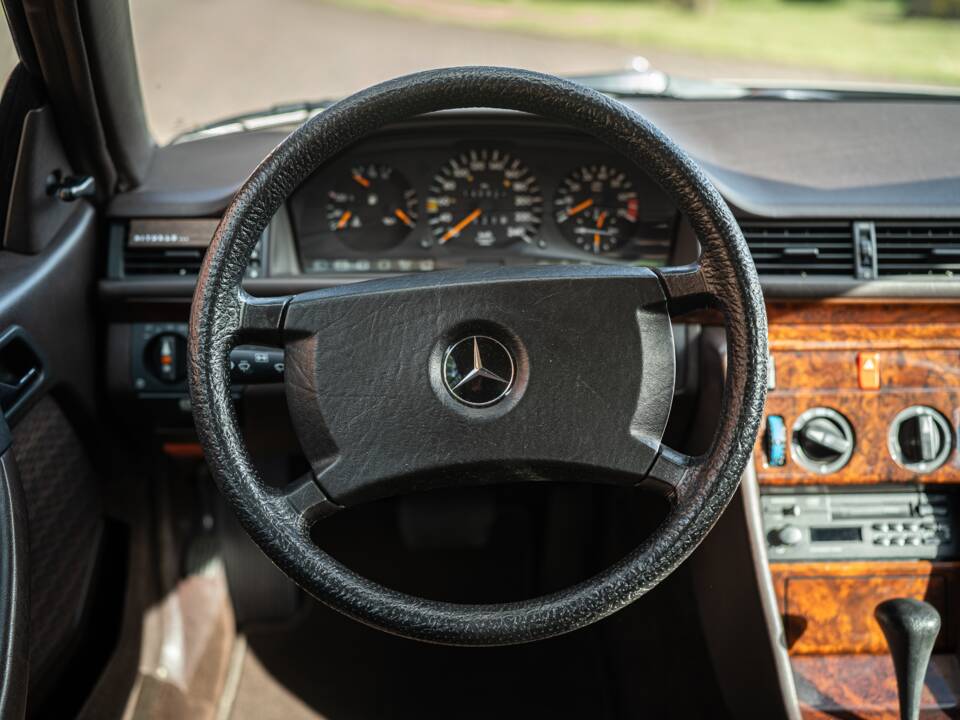 Immagine 25/73 di Mercedes-Benz 300 CE (1991)
