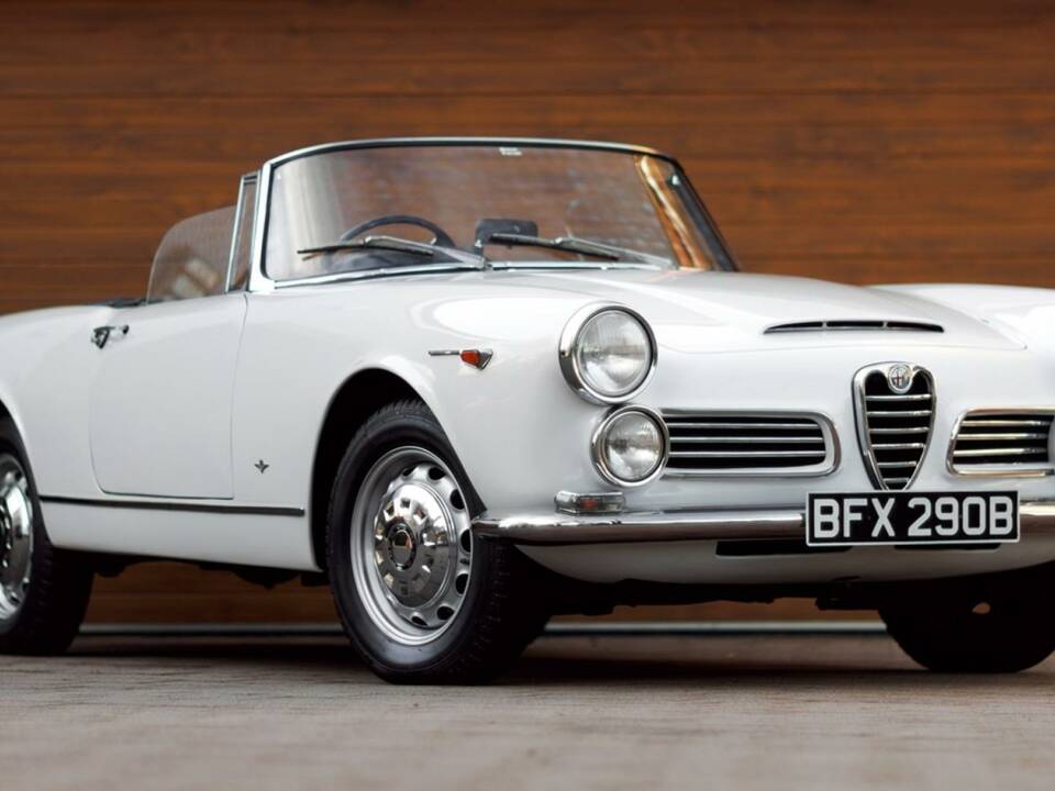 Image 14/50 of Alfa Romeo 2600 Spider (1964)
