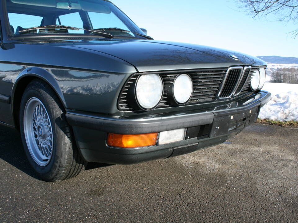 Image 14/65 of BMW 520i (1987)