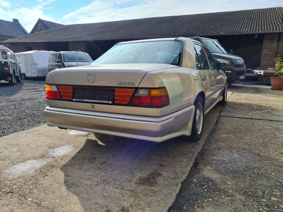 Bild 5/21 von Mercedes-Benz 300 E (1986)
