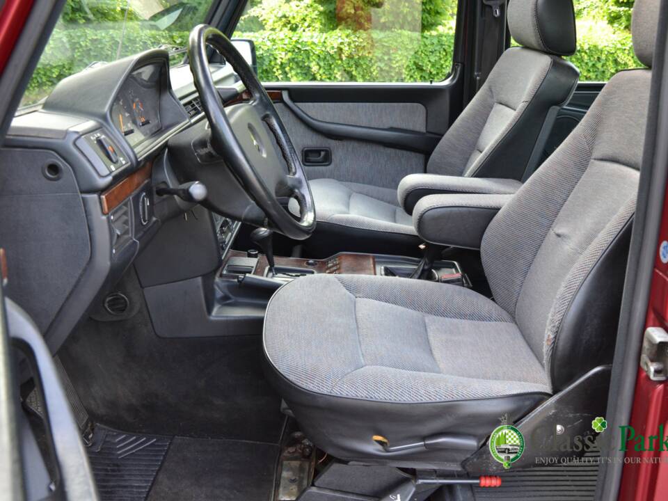 Image 12/49 de Mercedes-Benz 230 GE (SWB) (1993)