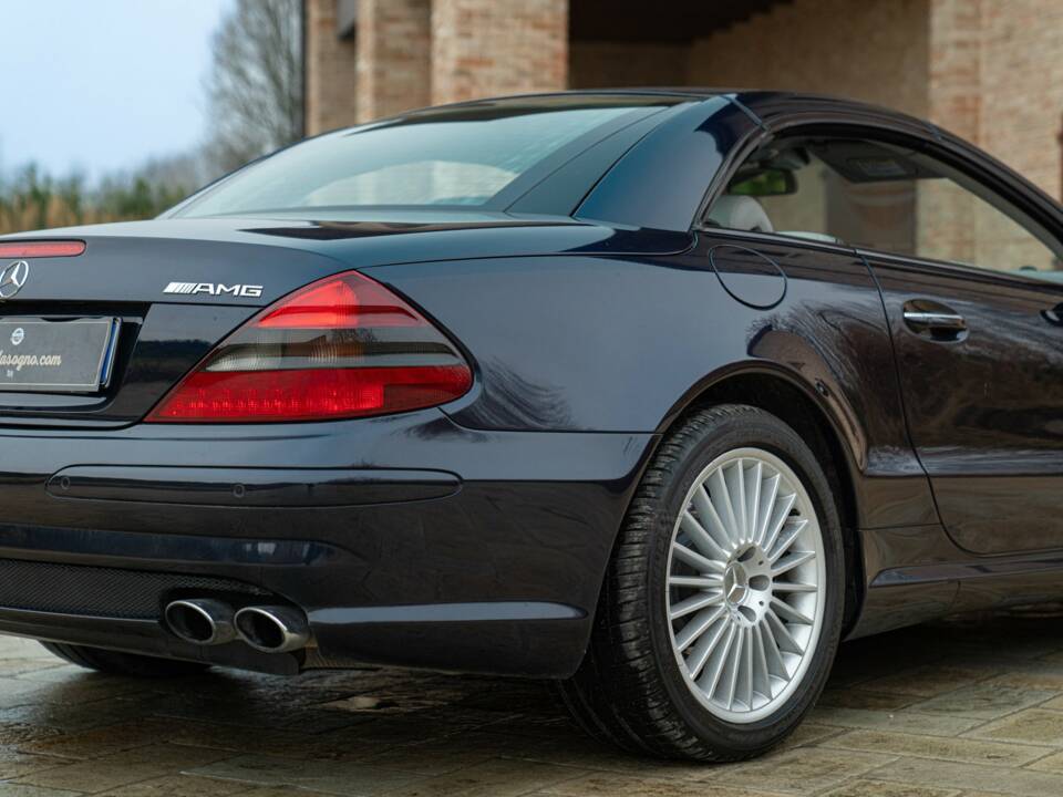 Image 13/50 of Mercedes-Benz SL 55 AMG (2003)