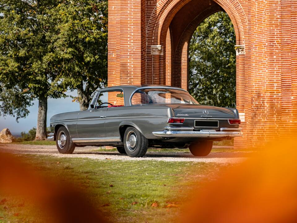 Image 16/86 of Mercedes-Benz 300 SE (1965)