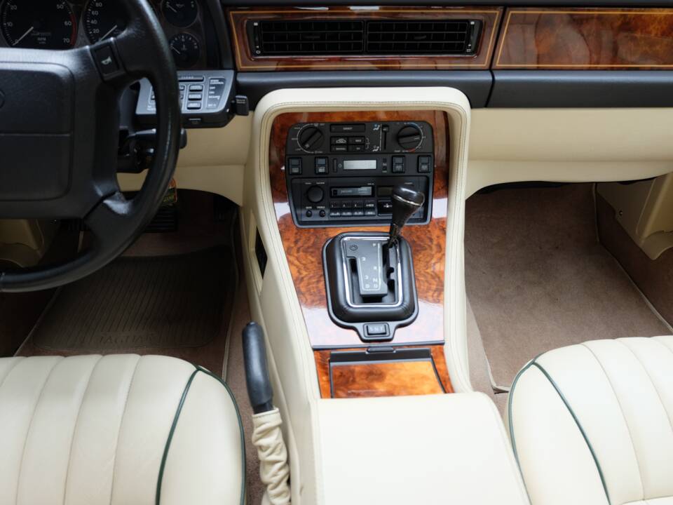 Image 21/77 de Jaguar XJ 40 (XJ-R) (1993)