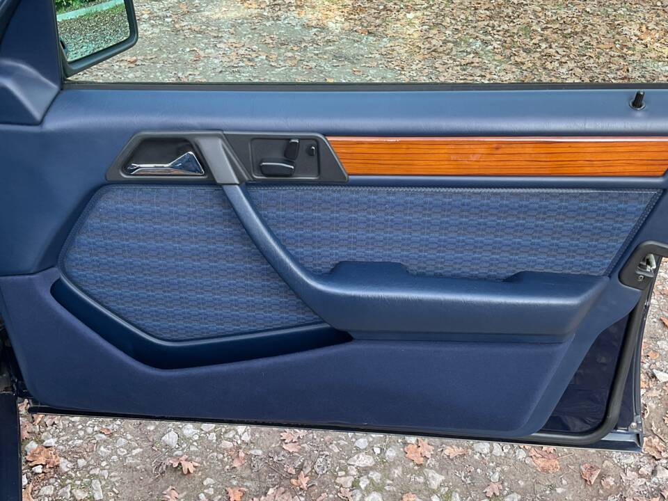 Image 75/149 of Mercedes-Benz 320 TE (1993)