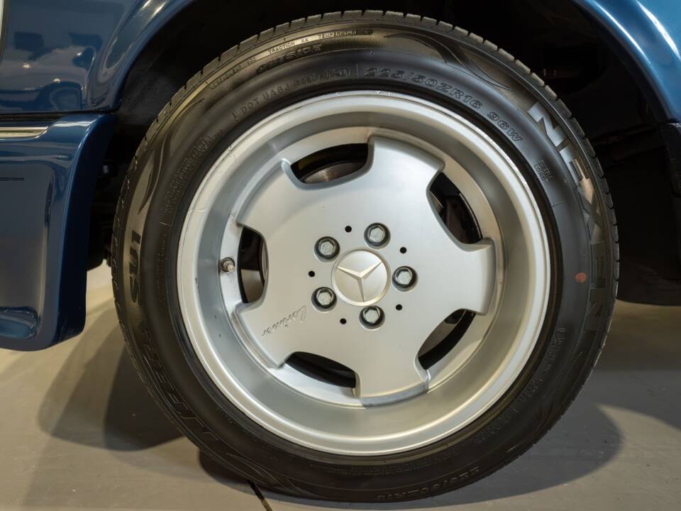 Image 24/27 of Mercedes-Benz 500 SEC (1988)