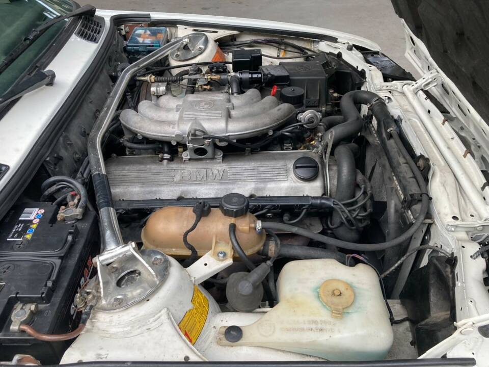 Image 19/34 de BMW 325i (1987)